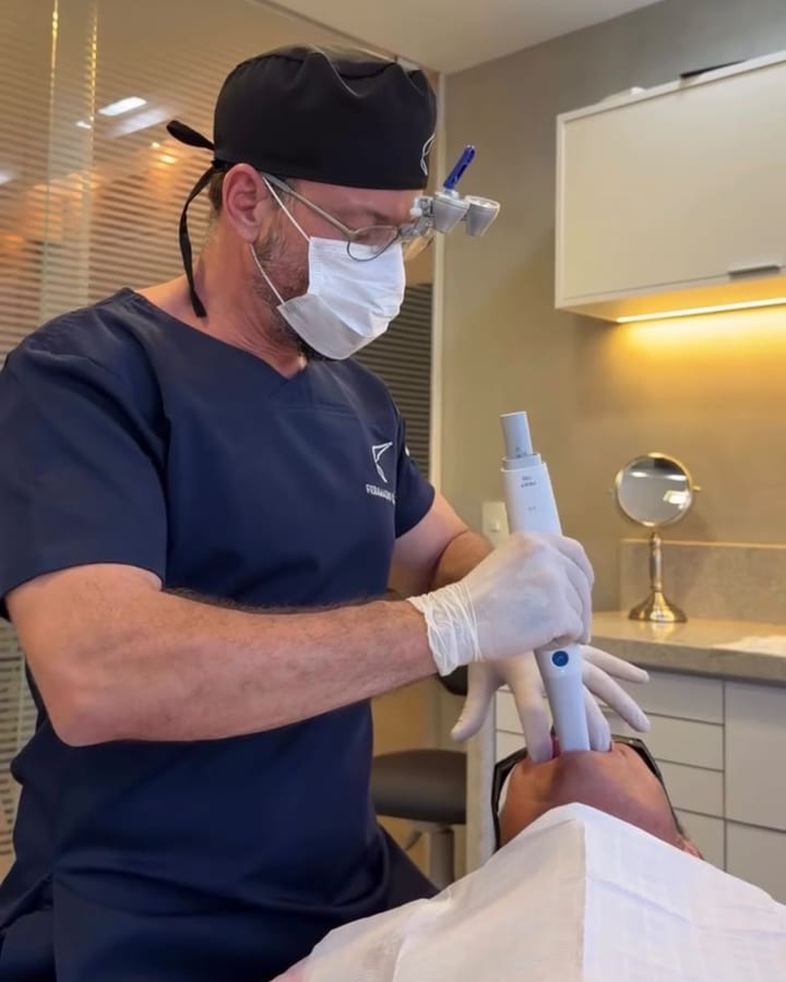 Dr. Fernando Brasil fazendo o escaneamento intraoral de um paciente