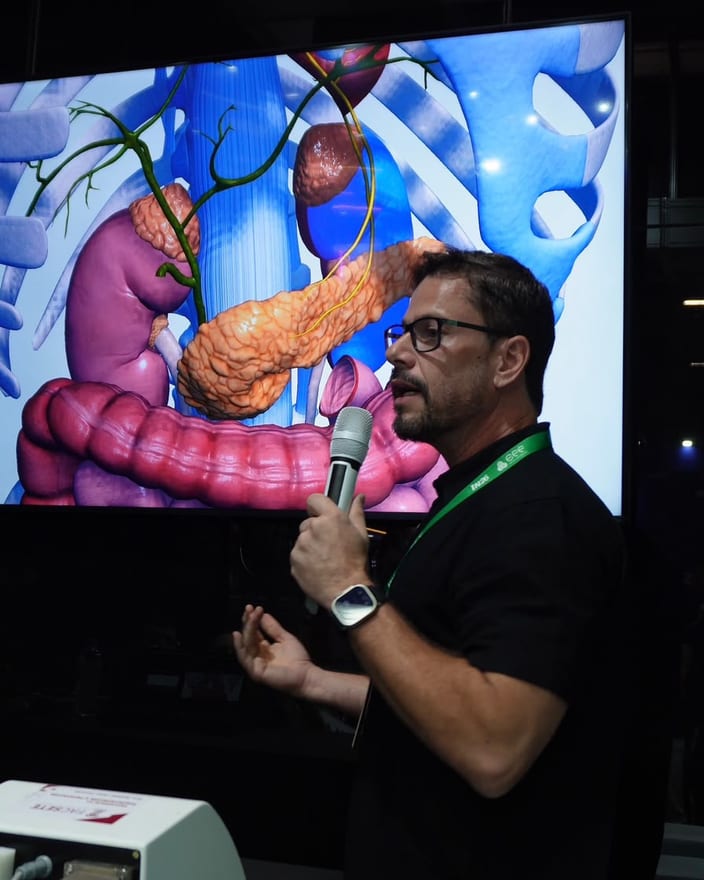 Dr. Fernando Brasil explicando um modelo anatômico 3D para a plateia