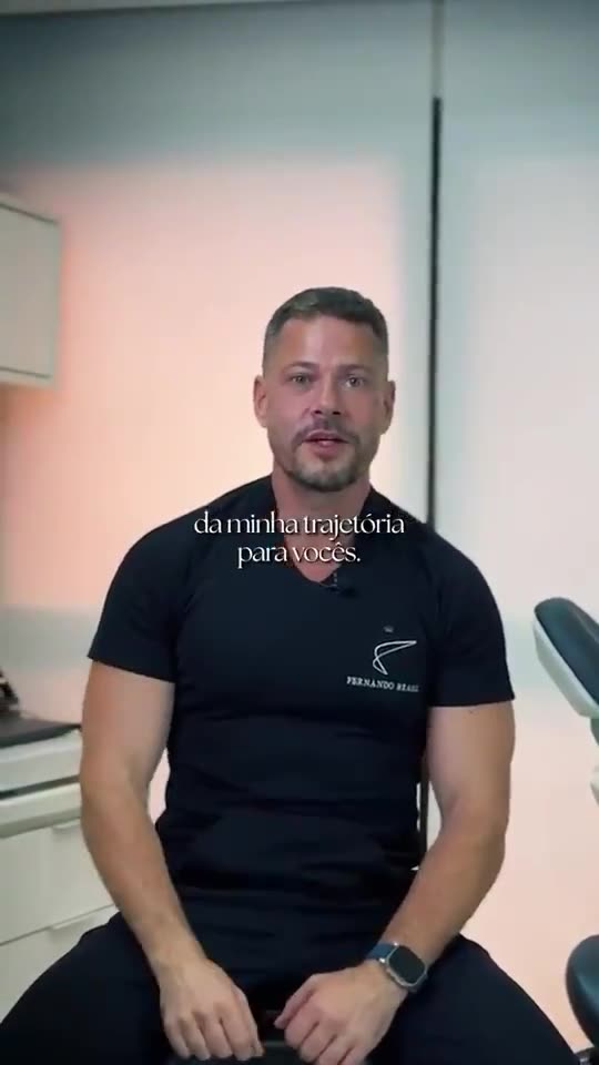 Dr. Fernando Brasil apresentando sua trajetória e formação