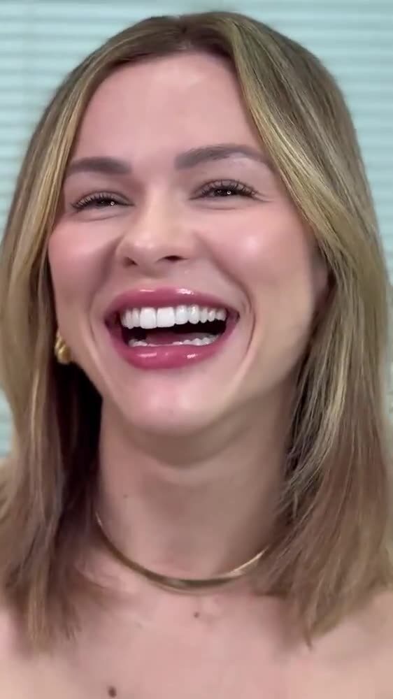Paciente sorrindo, antes e depois do tratamento