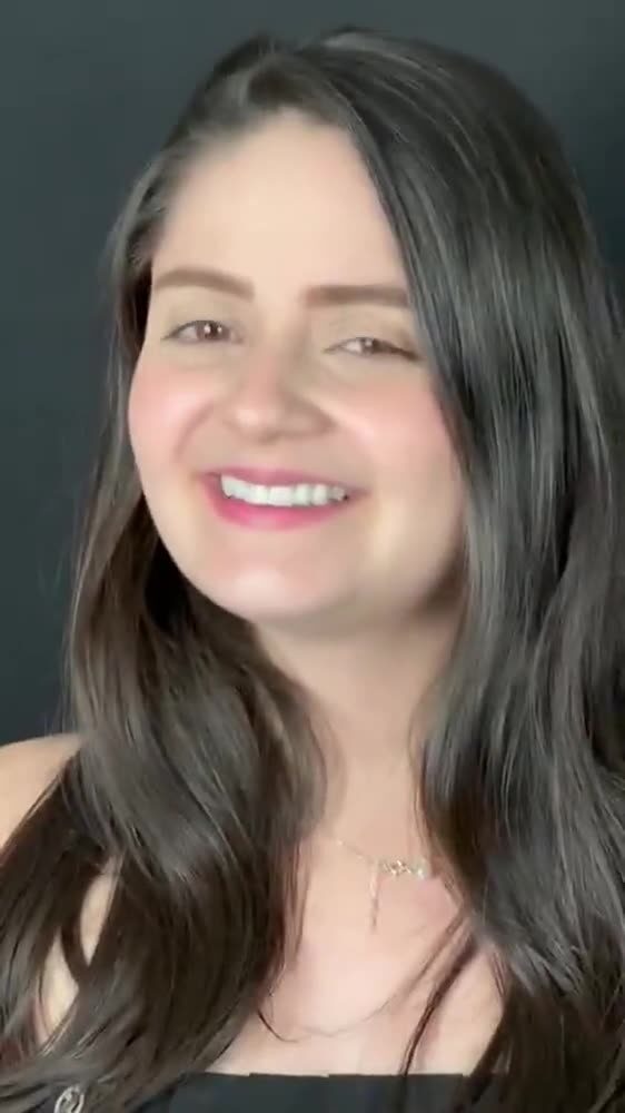 Transformação do sorriso de uma paciente, antes e depois